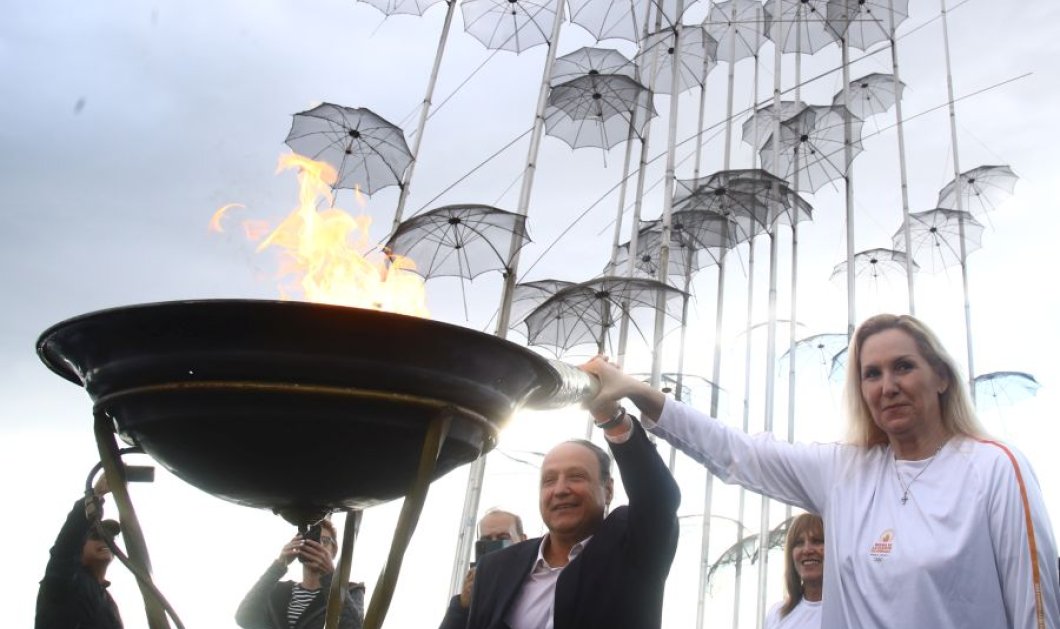 Φωτό ημέρας:  Η στιγμή που η Ολυμπιακή Φλόγα ανάβει στις Ομπρέλες του Ζογγολόπουλου - ΜΑΡΚΟΣ_ΧΟΥΖΟΥΡΗΣ/EUROKINISSI