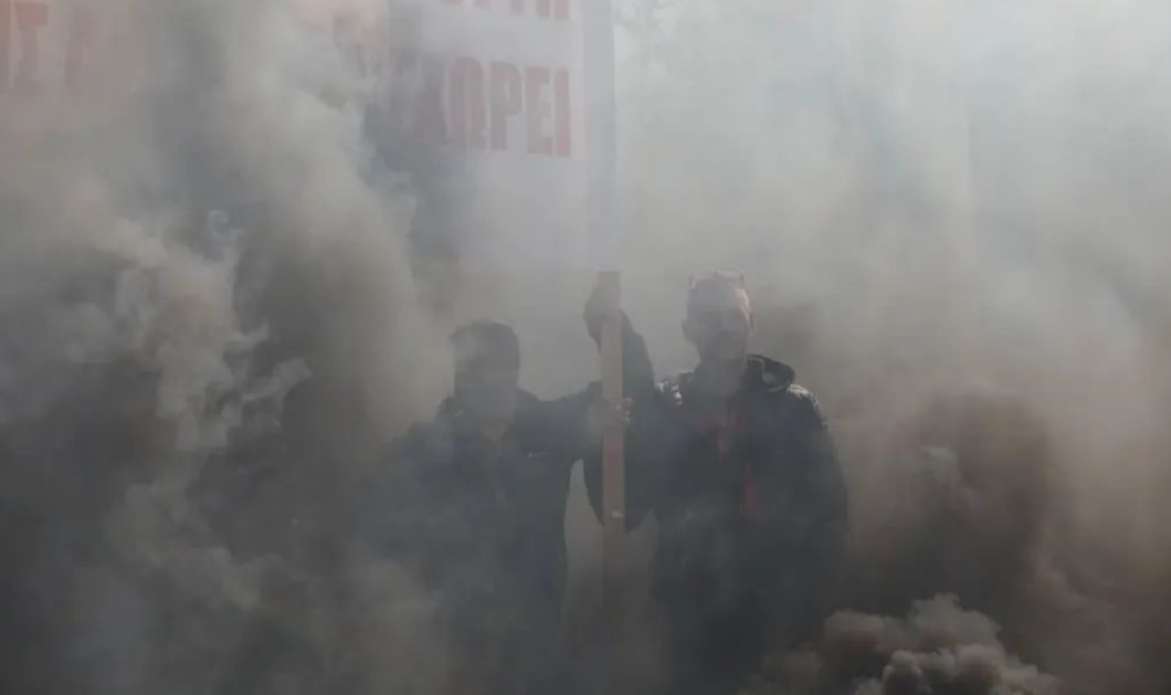 Φωτό ημέρας οι διαδηλωτές μέσα από τα καπνογόνα στην σημερινή πορεια για τα Τέμπη /eurokinissi