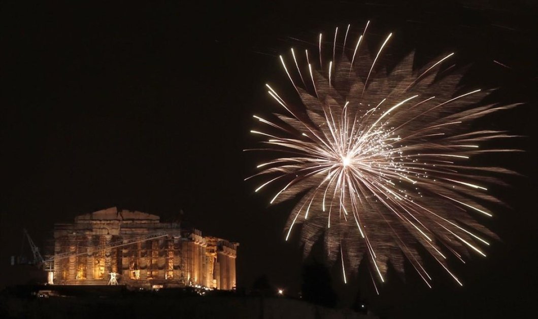 1/1/2015 - Καλή Χρονιά με μια υπέροχη και εορταστική εικόνα της φωταγωγημένης από τα πυροτεχνήματα Ακρόπολης! Μακάρι το 2015 να φέρει υγεία, χαρά και ευτυχία σε όλες & σε όλους!
