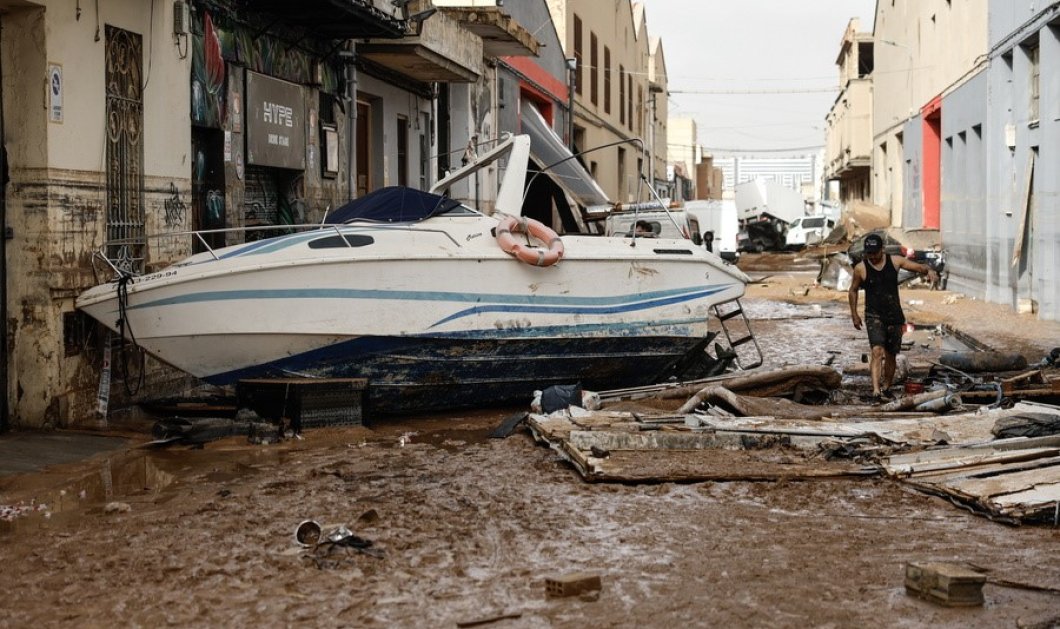 Φωτό ημέρας: Ένα σκάφος σε δρόμο της Βαλένθια, η φονική πλημμύρα το σφήνωσε στα σπίτια (EPA/BIEL ALINO via ΑΠΕ-ΜΠΕ)