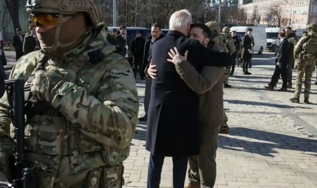 Φωτό ημέρας η αγκαλιά του προέδρου της Αμερικής Τζο Μπάιντεν στον Βολοντίμιρ Ζελένσκι / Twitter/glasnost gone