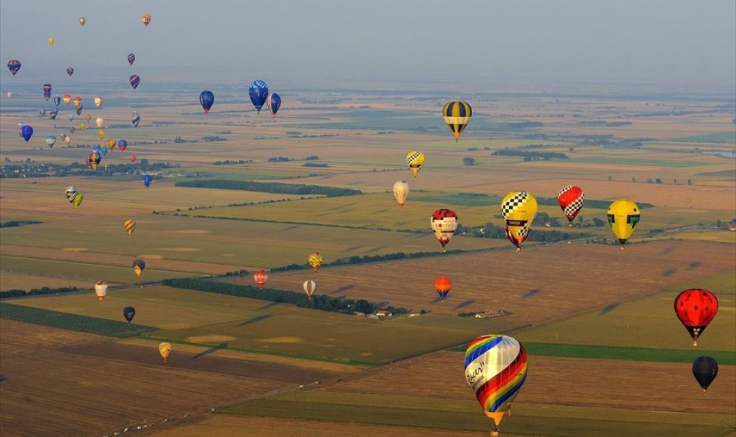 13/8/2015 - Αερόστατα πετούν κατά τη διάρκεια του 19ου Ευρωπαϊκού Πρωταθλήματος Αερόστατων στο Ντέμπρετσεν της Βουδαπέστης - EPA / ZSOLT CZEGLEDI