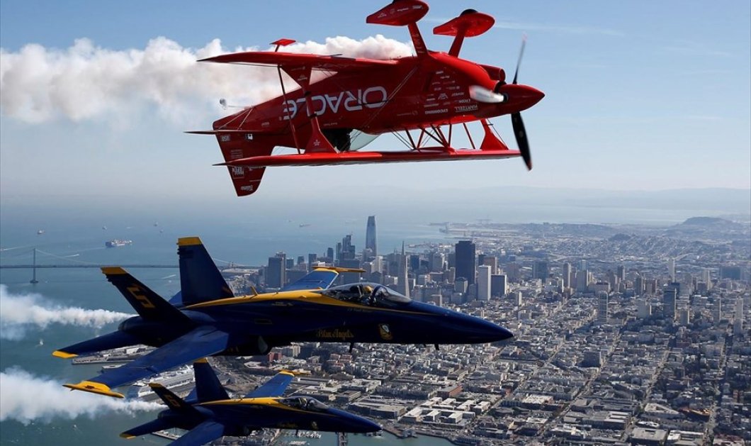 Η μοίρα του Αμερικανικού ναυτικού Blue Angels και ο πιλότος της Team Oracle πάνω από τον κόλπο του Σαν Φρανσίσκο- Φωτογραφία: REUTERS / STEPHEN LAM