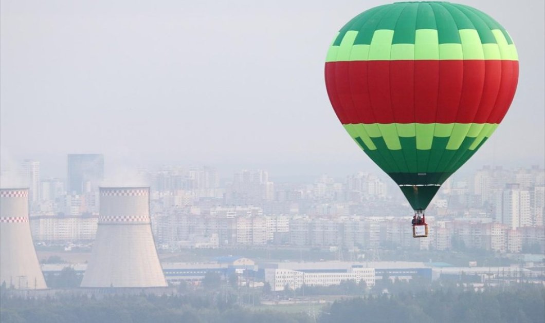 Αερόστατο πετά πάνω από την πόλη του Μινσκ - Φωτογραφία: EPA / TATYANA ZENKOVICH