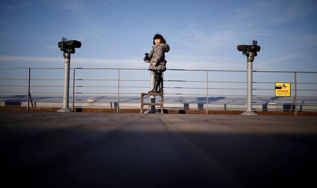 Μικρό κορίτσι από τη Νότια Κορέα κοιτάζει με κιάλια στην απέναντι όχθη της Βόρειας Κορέας και η ελπίδα για μια "επανένωση" δεν πεθαίνει... - Φωτογραφία: REUTERS / KIM HONG-JI