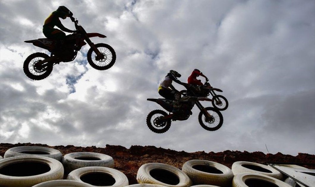 Στιγμιότυπο από αγώνα motocross στο Κέιπ Τάουν της Νότιας Αφρικής - Picture: EPA / NIC BOTHMA