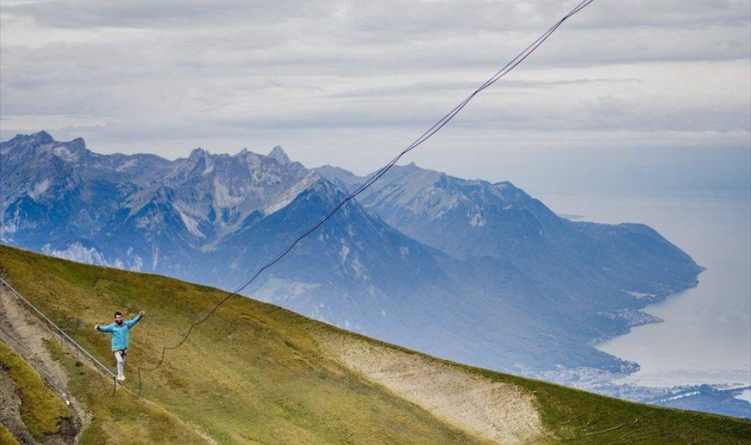 Ο Ελβετός Raphael Bacot περπατά πάνω σε ένα τεντωμένο σχοινί μήκους 325 μέτρων που ενώνει τις κορυφές Tour d'Ai και Tour de Mayen στις Άλπεις - EPA / NICOLAS SEDLATCHEK 