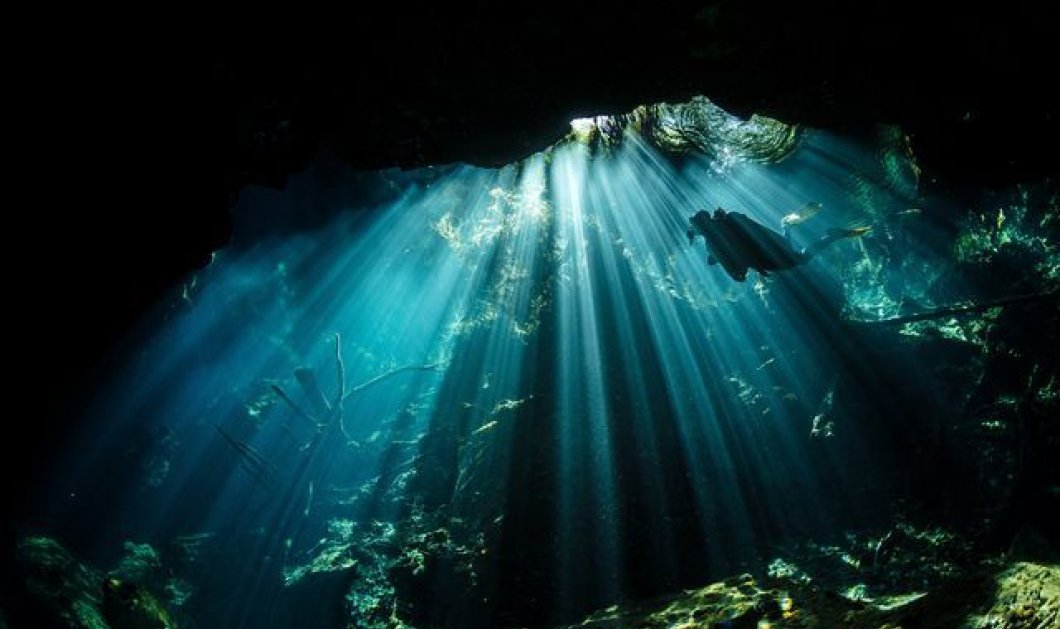 Ο δύτης κολυμπά σε μια υπόγεια σπηλιά, στο Κανκούν του Μεξικού - Φωτογραφία:  HIRO ARAKI/National Geographic