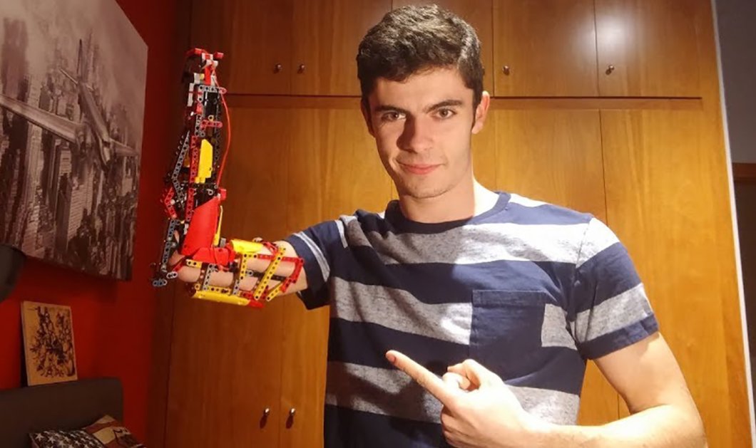 Αξιοθαύμαστο: Έφηβος κατασκεύασε το προσθετικό χέρι που του έλειπε με τουβλάκια Lego (βίντεο)