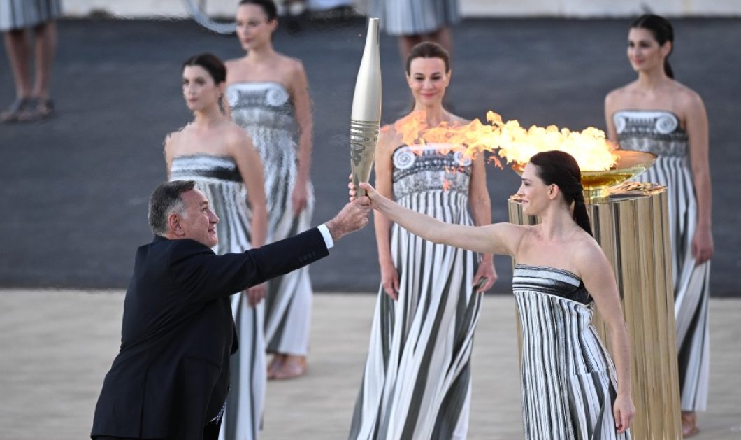 Δείτε εντυπωσιακές φωτό & βίντεο από τη τελετή παράδοσης της Ολυμπιακής Φλόγας για το Παρίσι: Μάγεψε η Νάνα Μούσχουρη - Όσα έγιναν στο Παναθηναϊκό Στάδιο