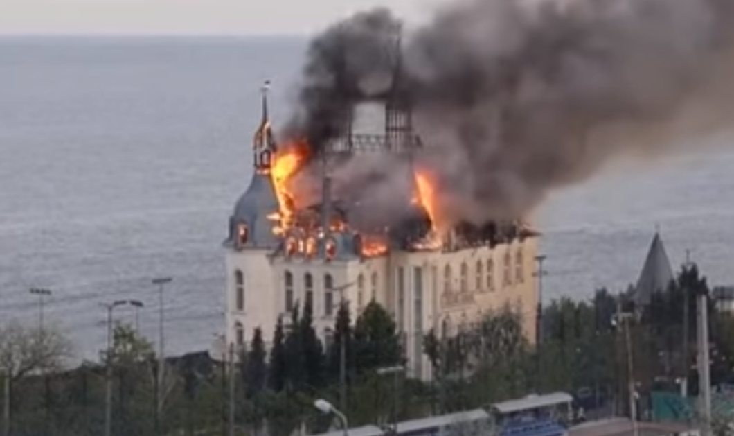 Δείτε το βίντεο, πυρκαγιά ξέσπασε στο περίφημο κάστρο του Harry Potter - Χτυπήθηκε σε ρωσική επίθεση στην Οδησσό, σκοτώθηκαν 5 άνθρωποι