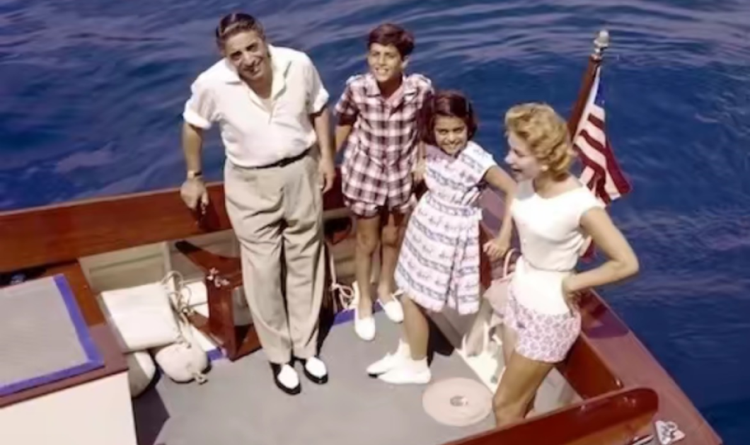 Vintage Pic: Αριστοτέλης Ωνάσης & Τίνα Λιβανού σε οικογενειακές διακοπές πριν τον τραγικό χωρισμό – Μαζί τους, τα μικράκια τους Αλέξανδρος & Χριστίνα 