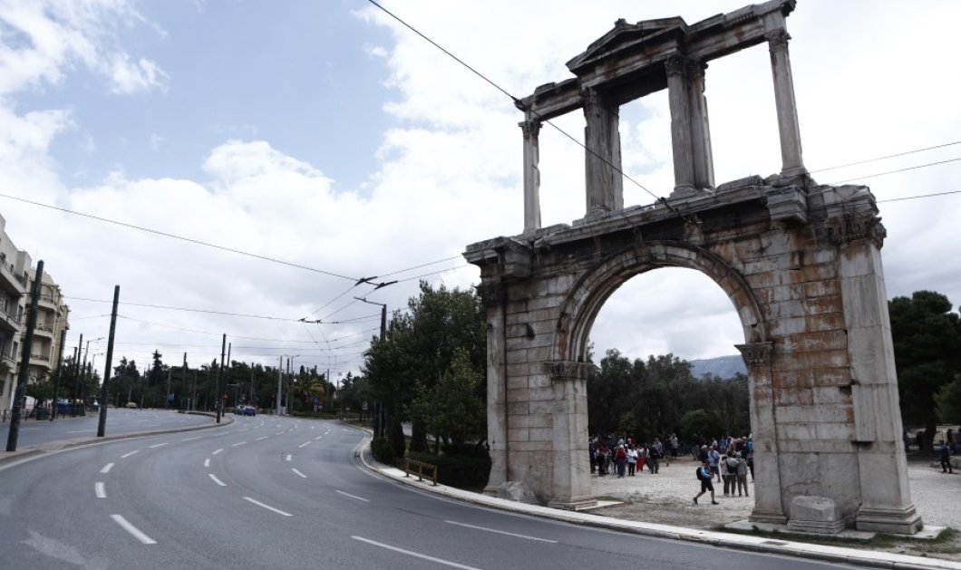 Κυριακή του Πάσχα: Σπάνια κλικς με άδεια την Αθήνα – Δείτε φωτογραφίες με «έρημους» τους πιο κεντρικούς δρόμους της πρωτεύουσας 