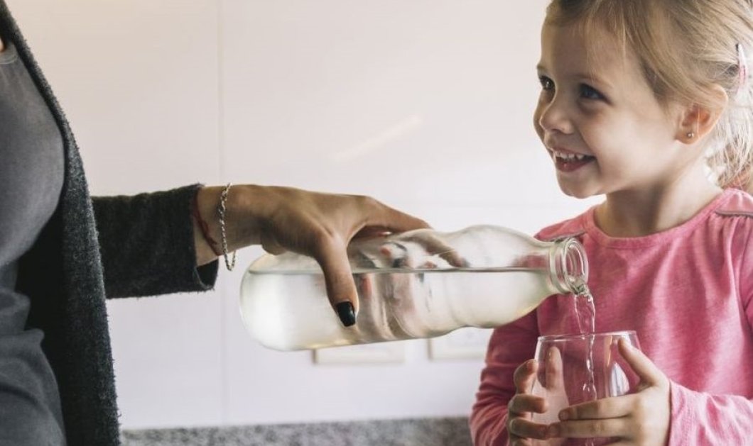 Τι να κάνετε εάν το παιδί σας δεν πίνει αρκετό νερό; Φρούτα & χρωματιστά ποτήρια βοηθούν!