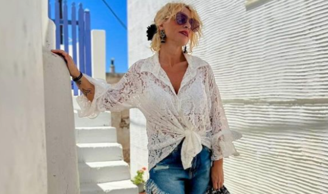 Ελεωνόρα Ζουγανέλη: Το λευκό δαντελωτό πουκάμισο & το καυτό τζιν σόρτς – Το ταξιδάκι στην αριστοκρατική & ρομαντική Σύρο (φωτό) 