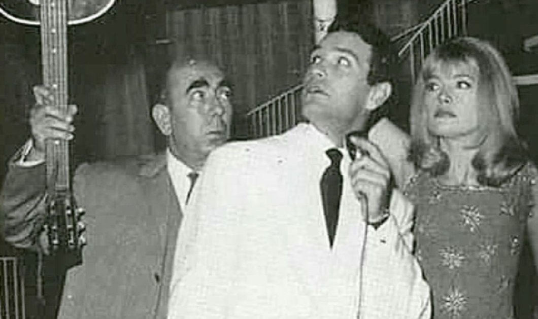 Vintage στιγμιότυπο: Ξανθιά η Τζένη Καρέζη με τον γόη Νίκο Κούρκουλο και τον «πατέρα» της Διονύση Παπαγιαννόπουλο