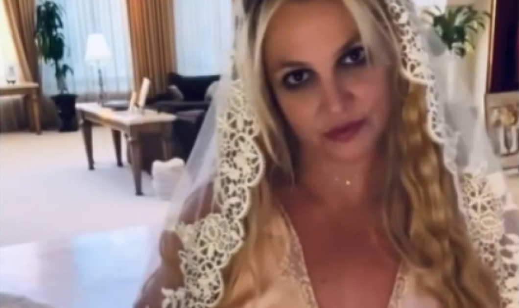 Britney Spears: Το τερμάτισε εντελώς - Παντρεύτηκε τον εαυτό της & ποζάρει με νυφικό & πέπλο – «Νομίζω ότι είναι το πιο ωραίο πράγμα που έχω κάνει ποτέ» (βίντεο)