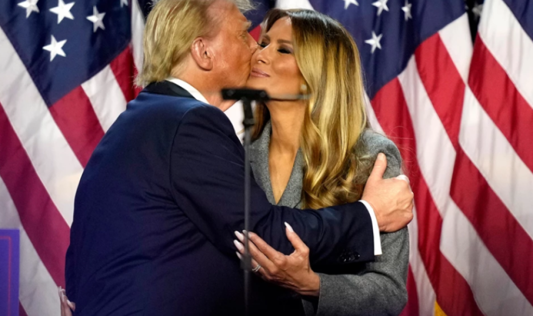 Melania Trump: Το gris argent αυστηρό look της Πρώτης Κυρίας των ΗΠΑ – Ταγιέρ & midi φόρεμα – Το τυπικό φιλί του ζευγαριού (φωτό & βίντεο)