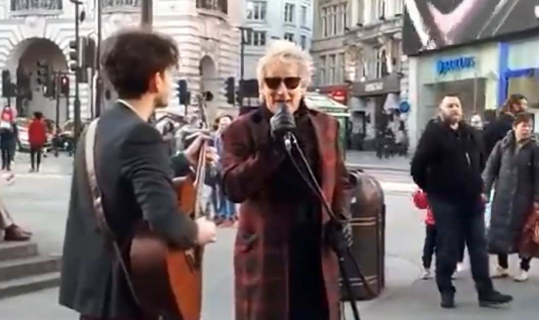 Έκπληξη από τον Rod Stewart στην πολυσύχναστη Piccadilly Square του Λονδίνου – Άρχισε να τραγουδάει με συνοδό έναν κιθαρίστα του δρόμου (βίντεο)