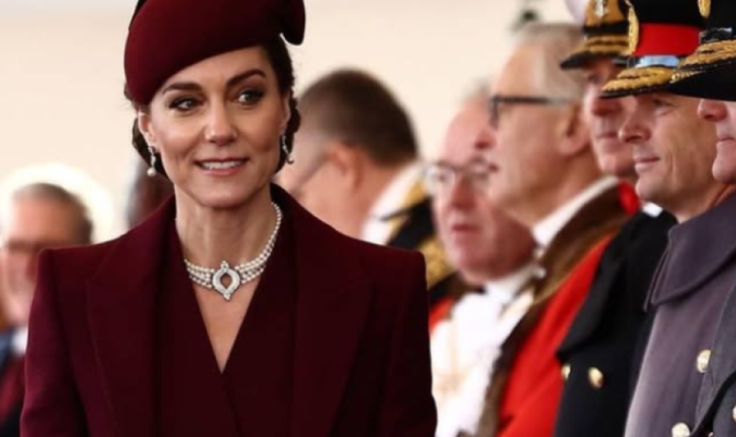 Πριγκίπισσα Kate: Το comeback με το πιο όμορφο monochromatic burgundy look & μαργαριταρένια κοσμήματα - Στο πλευρό της, ο Πρίγκιπας Ουίλιαμ (φωτό & βίντεο)