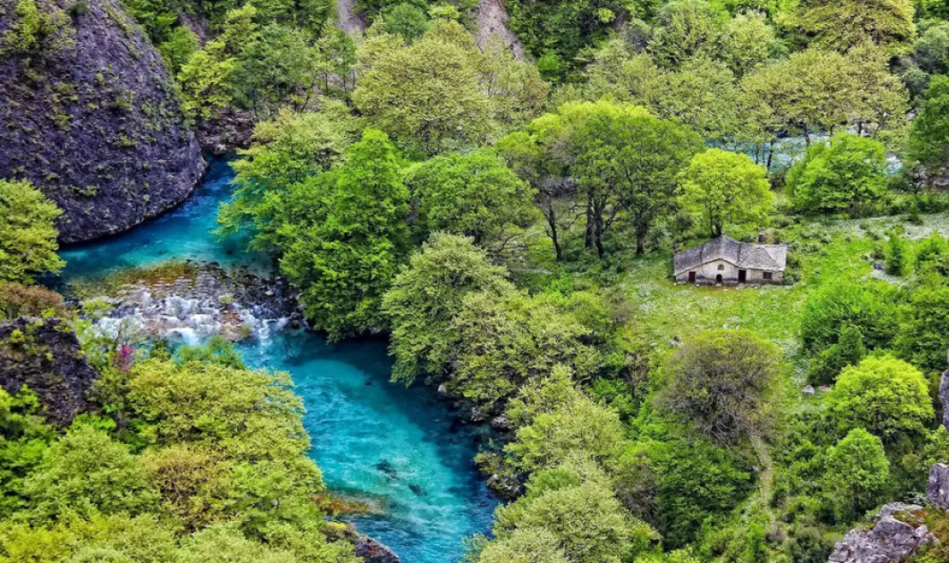 Εκδρομή στα αυθεντικά Ζαγοροχώρια: Πέτρινα γεφύρια, ψηλές κορφές & πανέμορφη θέα σε κάθε βήμα (φωτό)