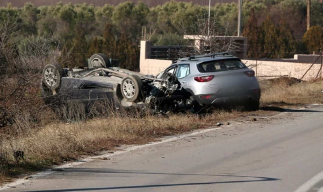 Δείτε φωτογραφίες από τρομακτικό τροχαίο στη Μηχανιώνα - Στο αναποδογυρισμένο όχημα επέβαινε μητέρα με το παιδί της 