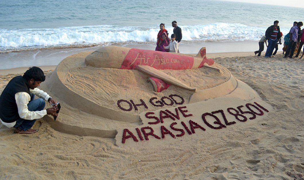 29/12/2014  Ο καλλιτέχνης της άμμου Sudarshan Pattnaik δημιουργεί ένα γλυπτό αφιερωμένο στο αγνοούμενο αεροσκάφος της AirAsia σε παραλία της πόλης Bhubaneswar στην Ινδία. Picture: Xinhua /Landov / Barcroft Media