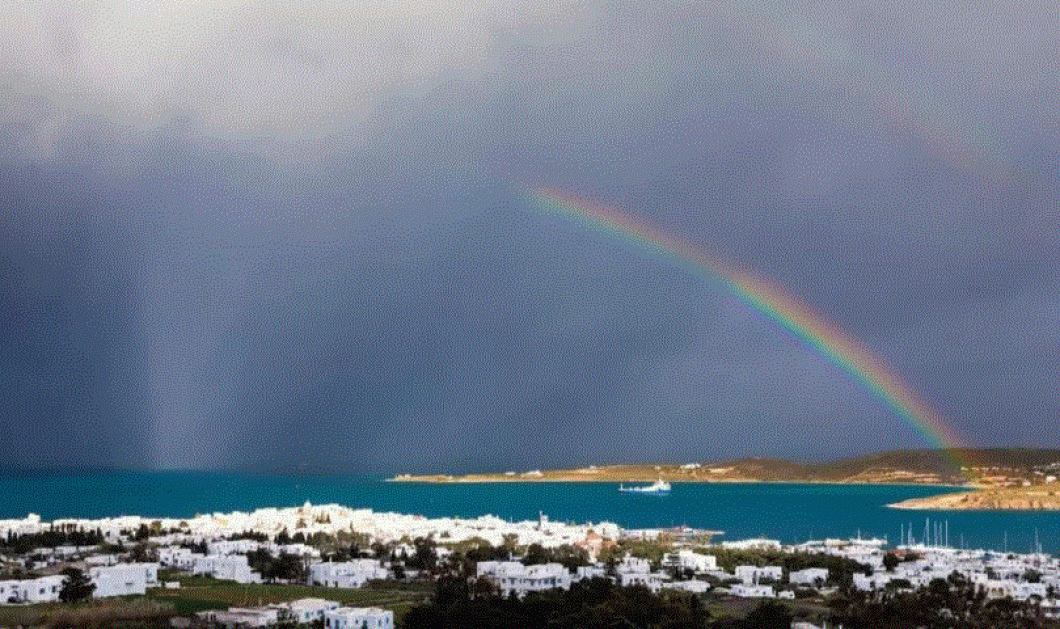 Φωτό ημέρας το πανέμορφο ουράνιο τόξο που εμφανίστηκε πάνω από την Παροικιά της Πάρου @svarrias
