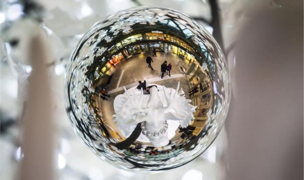2/12/2014 - Όταν μια χριστουγεννιάτικη μπάλα γίνεται... καθρέφτης ενός στολισμένου εμπορικού κέντρου, το θέαμα είναι μαγικό! Φωτό: Reuters