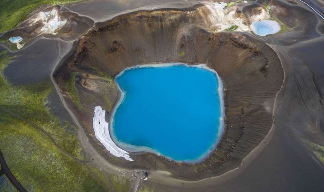 Από ψηλά ο κρατήρας Viti του ηφαιστείου Krafla στην Ισλανδία - Φωτογραφία: Enrico Pescantini/Rex/Shutterstock