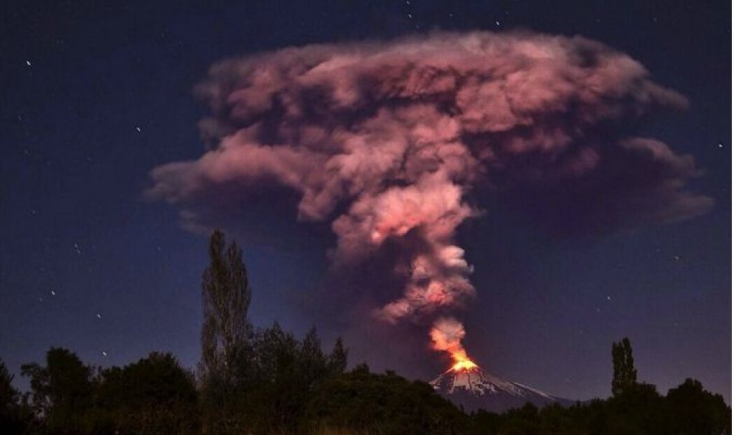 06/03/2015 - Εκπληκτικό στιγμιότυπο από το ''θυμωμένο'' ηφαίστειο Villarrica στην Χιλή! Von Ariel Marinkovic/EPA