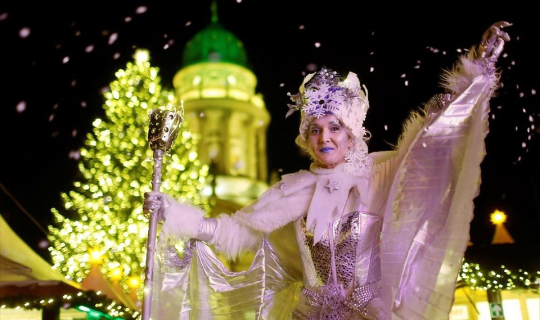 Γυναίκα ντυμένη «Βασίλισσα του Χιονιού» συμμετέχει στα εγκαίνια χριστουγεννιάτικης αγοράς στην πλατεία Gendarmenmarkt του Βερολίνου - REUTERS / HANNIBAL HANSCHKE 