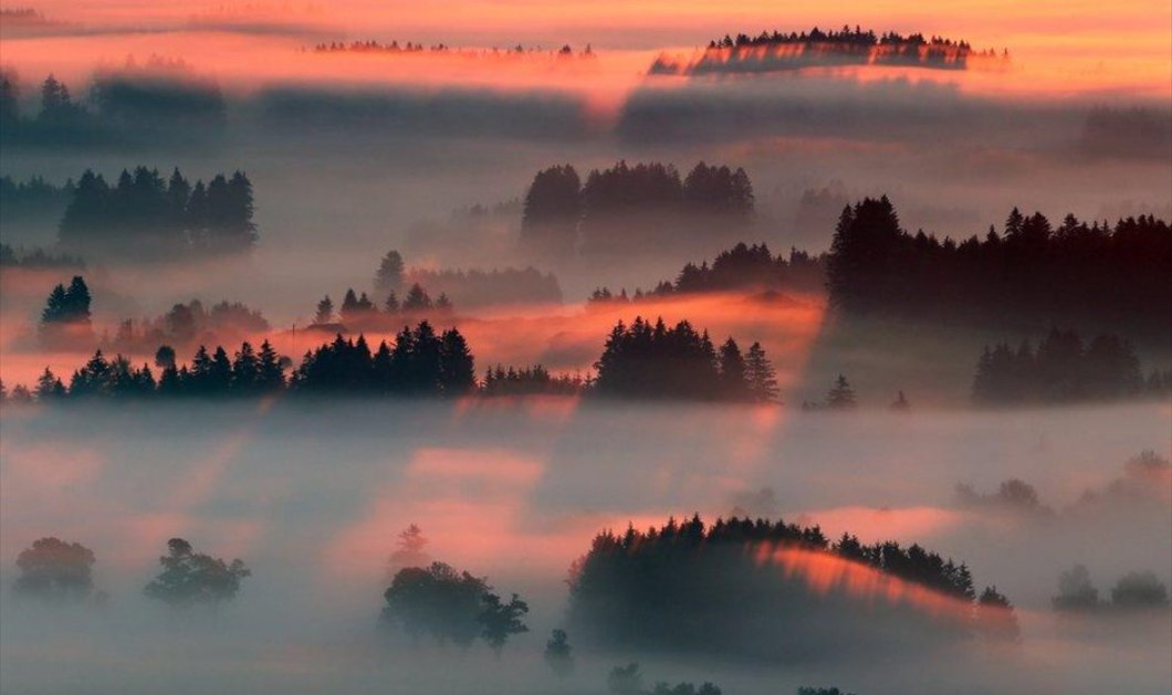Ονειρικό στιγμιότυπο από την ανατολή του ηλίου στην Bernbeuren της Γερμανίας - Φωτογραφία: REUTERS / DOMINIC EBENBICHLER