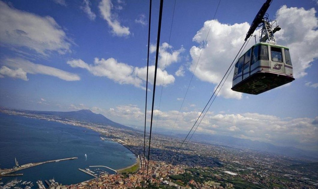 Βόλτα πάνω από τον κόλπο της Νάπολης - Picture: EPA / CIRO FUSCO