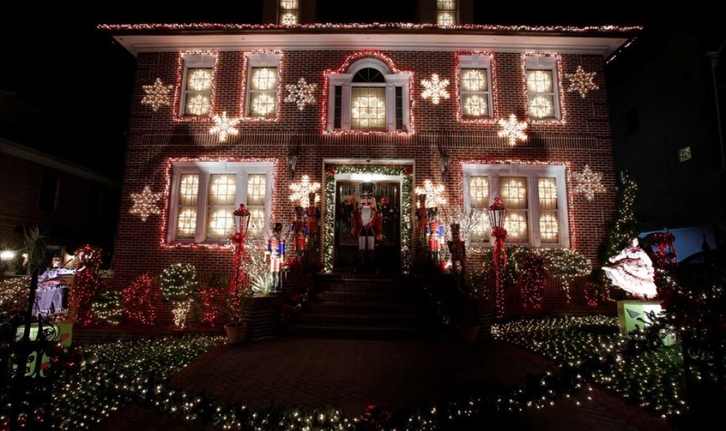 Χριστουγεννιάτικοι στολισμοί στη γειτονιά Ντάικερ Χάιτς, στο Μπρούκλιν, στη Νέα Υόρκη- REUTERS / ANDREW KELLY 