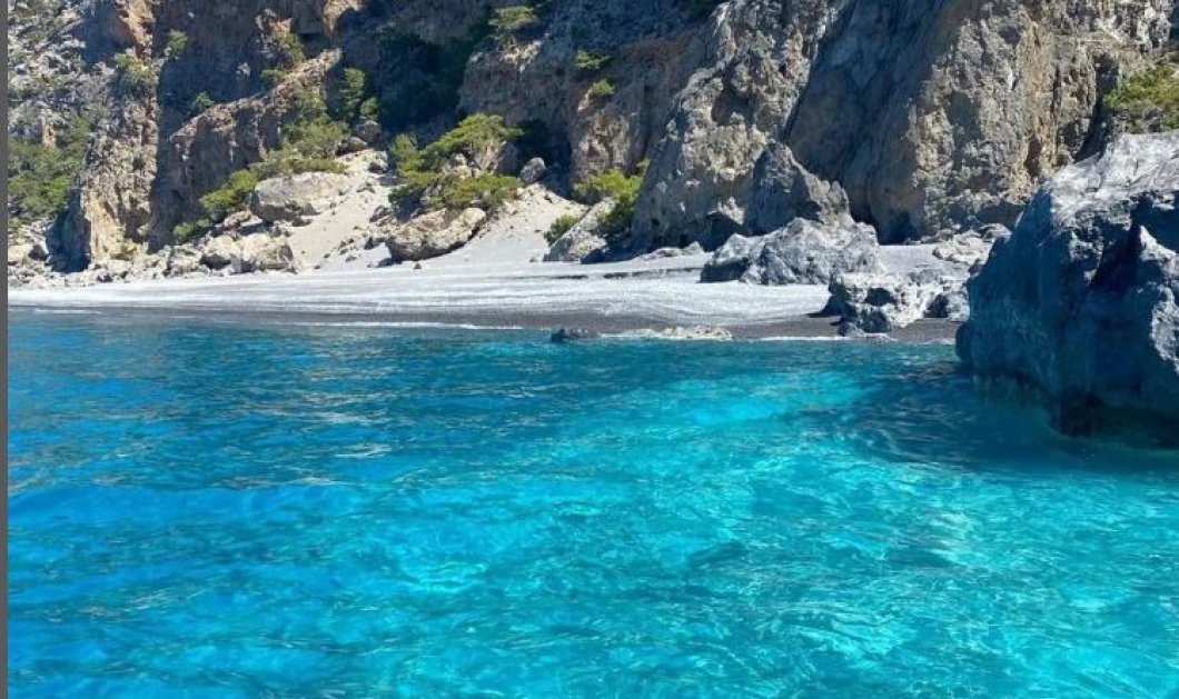 Φωτό ημέρας από τα Σφακιά - η παραλία με τα γαλαζοπράσινα νερά που ονομάζεται Δώματα @visit_crete_guide