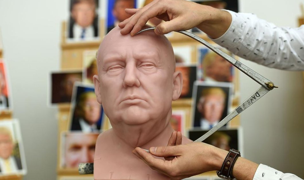 Με πυρετώδεις ρυθμούς το μουσείο της Μadame Tussaud δουλεύει το νέο ομοίωμα του Donald Trump - Charlotte Ball/PA via AP 