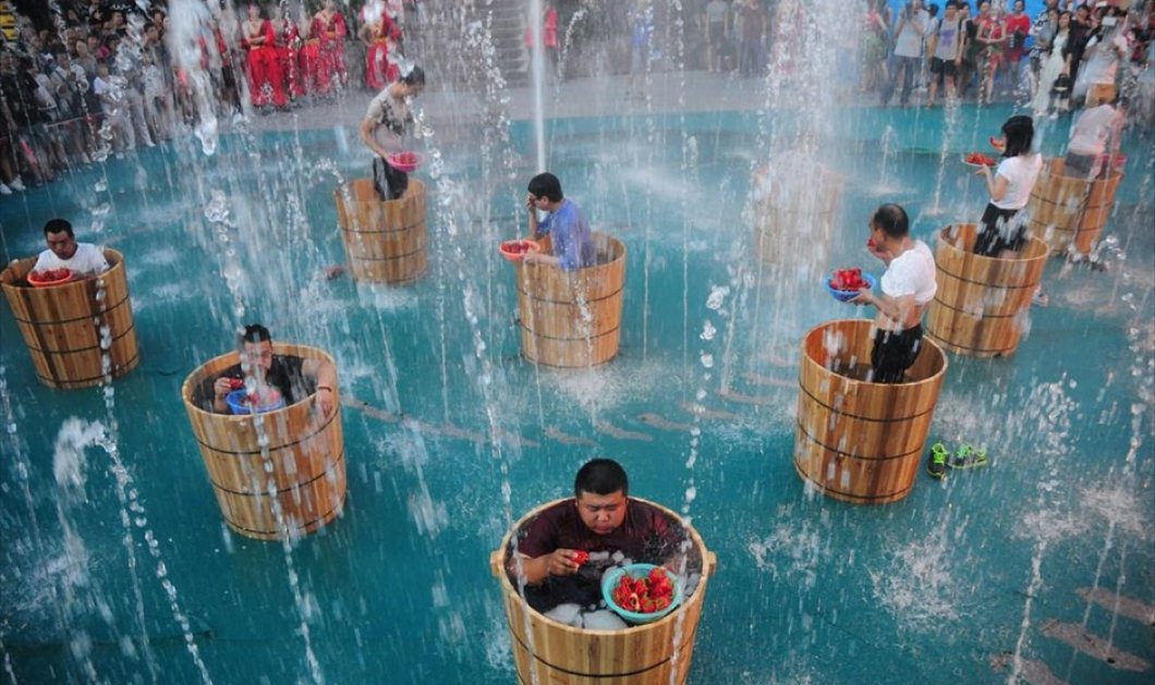 Διαγωνιζόμενοι τρώνε πιπεριές τσίλι ενώ κάνουν μπάνιο με παγωμένο νερό στην επαρχία Τσετσιάνγκ - Picture: REUTERS / CHINA STRINGER NETWORK 