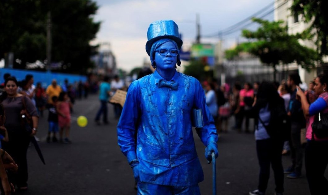Ένας άνδρας συμμετέχει σε διαγωνισμό «ζωντανού αγάλματος» που πραγματοποιείται στο Σαν Σαλβαδόρ - Picture: REUTERS / JOSE CABEZAS