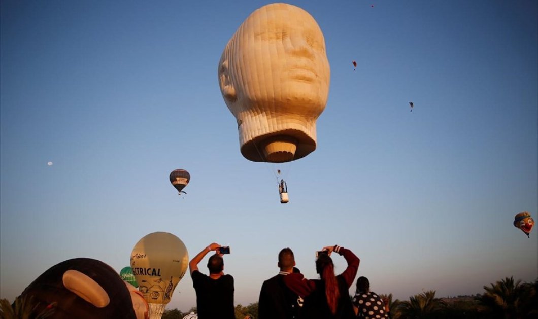 Κόσμος παρακολουθεί αερόστατα που πετούν στον ουρανό, στο πάρκο Εσκολ, κοντά στην πόλη Νετιβότ στο Ισραήλ - Picture: REUTERS / AMIR COHEN 