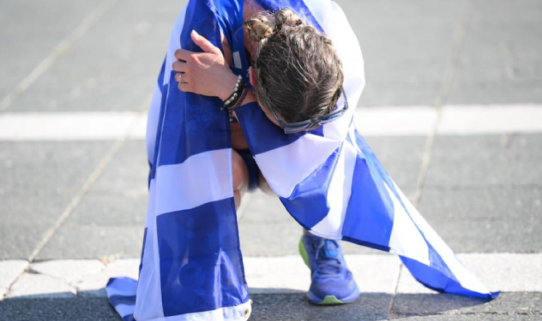 Φωτό ημέρας: Η Αντιγόνη Ντρισμπιώτη, υποκλίνεται τυλιγμένη στη σημαία της Ελλάδας