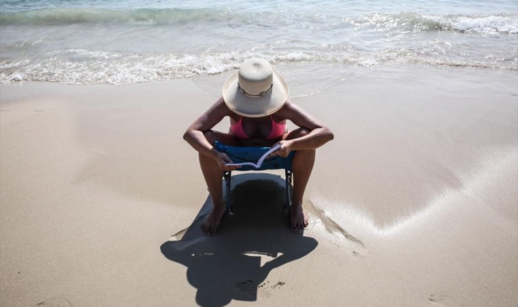 ''Do not disturb'' - Νεαρή γυναίκα διαβάζει το βιβλίο της σε παραλία της Δονούσας - SOOC / Aris Oikonomou
