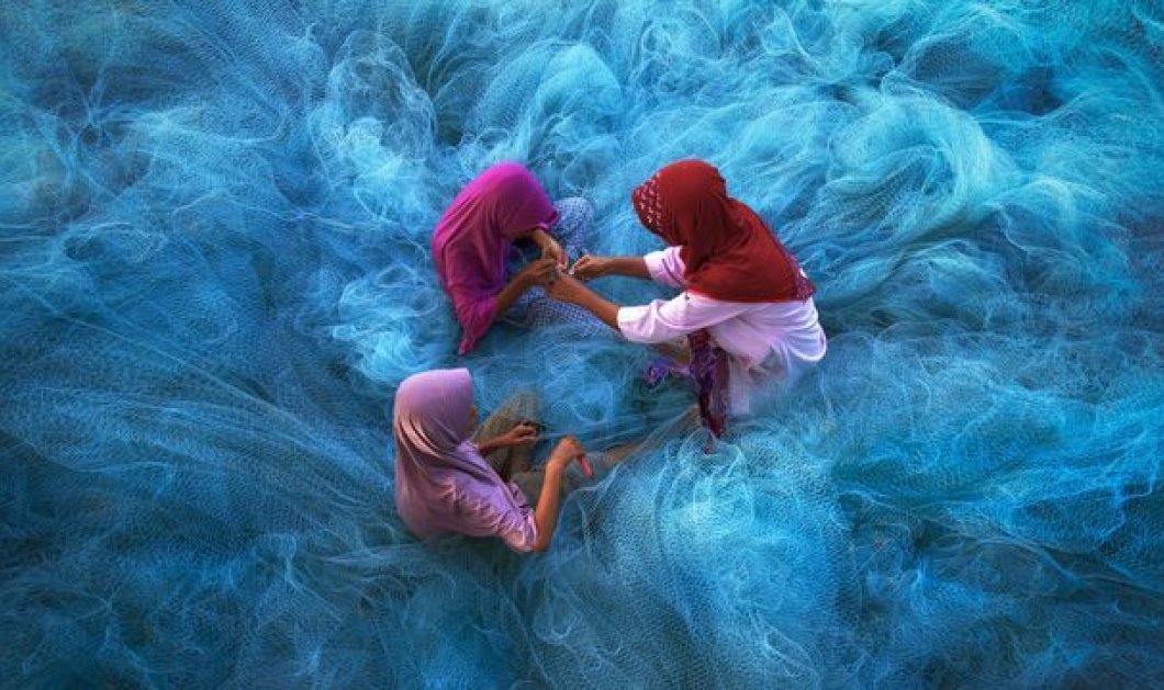 Γυναίκες στην Ταϋλάνδη ξεμπλέκουν δίχτυα ψαρέματος – Φωτογραφία: THEERASAK SAKSRITAWEE, NATIONAL GEOGRAPHIC YOUR SHOT