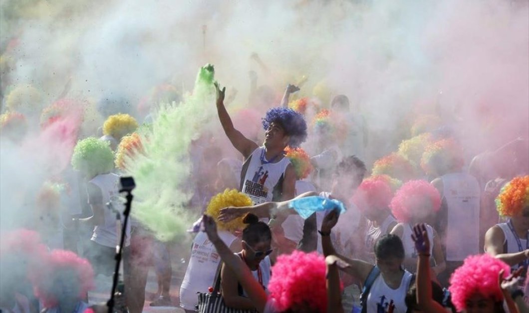 Δρομείς με πολύχρωμες περούκες, συμμετέχουν στον αγώνα δρόμου «Colors of Freedom Run», την Ημέρα της Ανεξαρτησίας στη Μανίλα - EPA / FRANCIS R. MALASIG