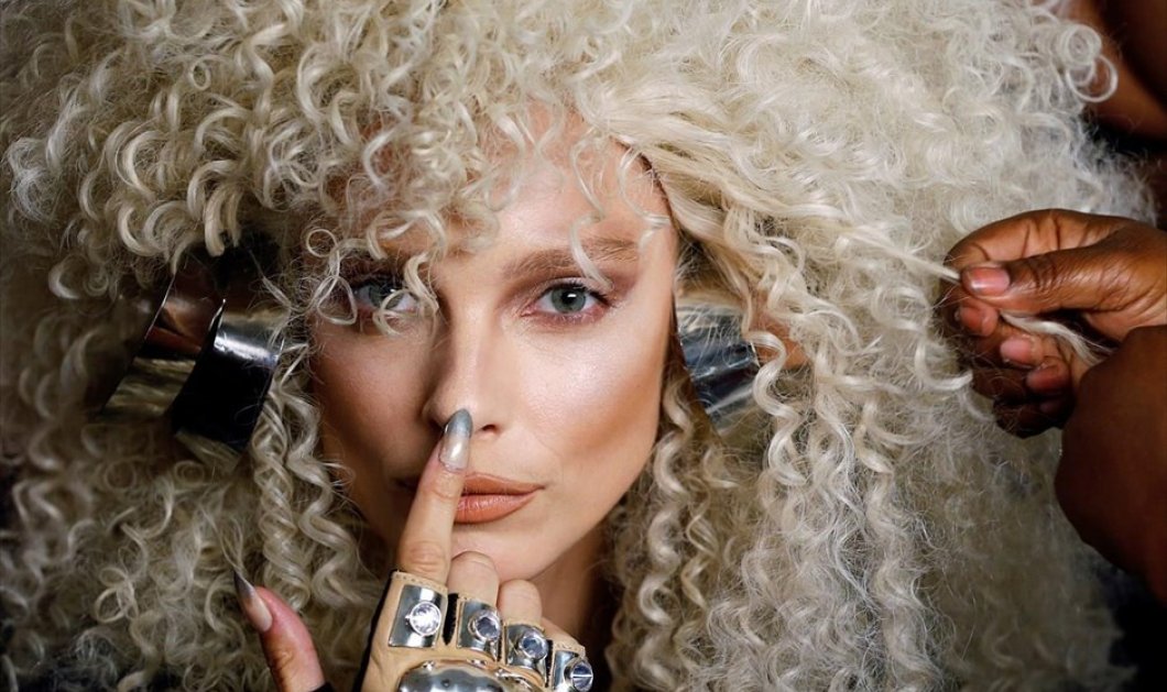 Μοντέλο ετοιμάζεται στα παρασκήνια της επίδειξης μόδας των σχεδιαστών «The Blonds», στο πλαίσιο της εβδομάδας μόδας της Νέας Υόρκης - Picture:  REUTERS / LUCAS JACKSON