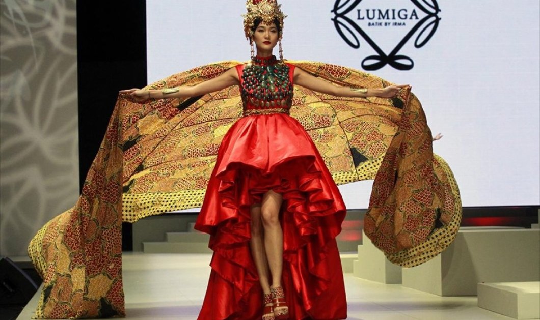 Εβδομάδα μόδας στην Ινδονησία! Μοντέλο παρουσιάζει μία δημιουργία του σχεδιαστή Irma Lumiga - Picture: EPA / BAGUS INDAHONO