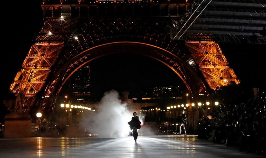 Δημιουργία από τη συλλογή του οίκου Yves Saint Laurent για την εβδομάδα μόδας στο Παρίσι - Φωτογραφία: REUTERS / GONZALO FUENTES
