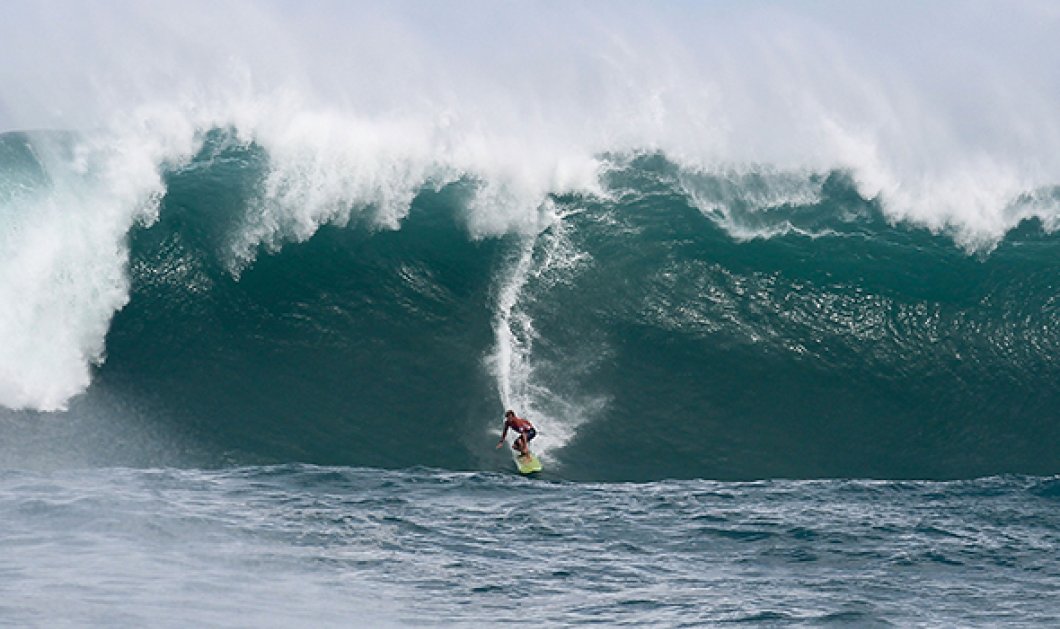Τα υψηλότερα κύματα των τελευταίων 18 ετών χτύπησαν την Χαβάη - χαρά των σέρφερς! - Picture: Darryl Oumi/Getty Images