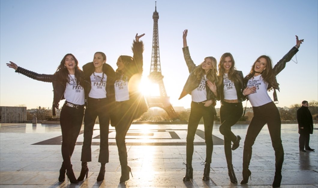 Οι διάσημοι άγγελοι της Victoria's Secret απολαμβάνουν την βόλτα τους μπροστά από τον Πύργο του Άιφελ στο Παρίσι -Picture: Pascal Le Segretain/ Getty Images 