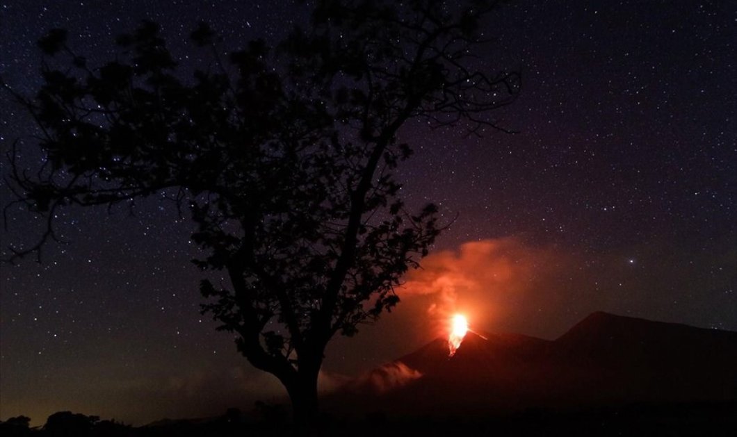Εκπληκτικό στιγμιότυπο από την έκρηξη που σημείωσε το βράδυ της Τρίτης το ηφαίστειο Φουέγο στη Γουατεμάλα - Picture: REUTERS / JOSUE DECAVELE 